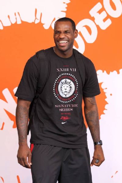 AC米兰主场3-2逆转都灵，40岁魔笛全场发挥，助力球队重返榜首，展现强大实力与斗志。