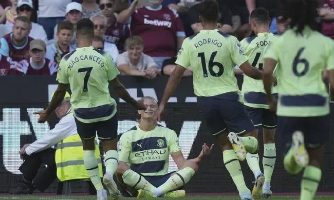 费城费城人在 2011 年组建了由哈勒戴、李、汉梅尔斯和奥斯华组成的“四巨投”