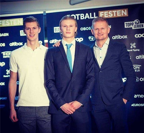 表情严肃拉菲尼亚国家队惨败后回到巴塞罗那